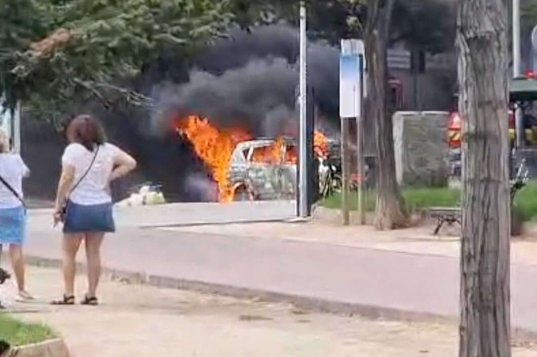 Vehículo incendiado en la avenida Chatellerault de Castellón 080925