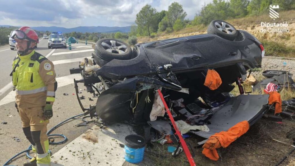 Los bomberos excarcelan al conductor atrapado tras un accidente en la N-232 en Xert