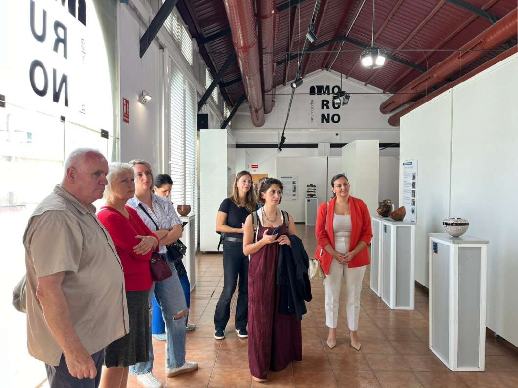La Asamblea General de la Cerámica visita la exposición 'Origen y Contemporaneidad'