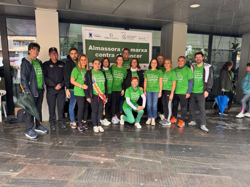 Almassora s’ompli de verd en la IV Cursa Solidària contra el Càncer malgrat la pluja