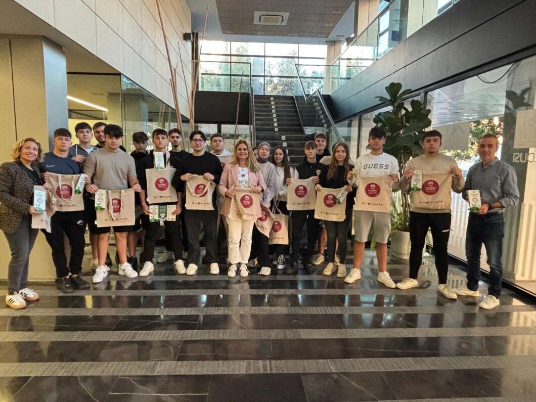 Almassora y el Centro de FP Cervantes impulsan el comercio local por el Día del Comercio