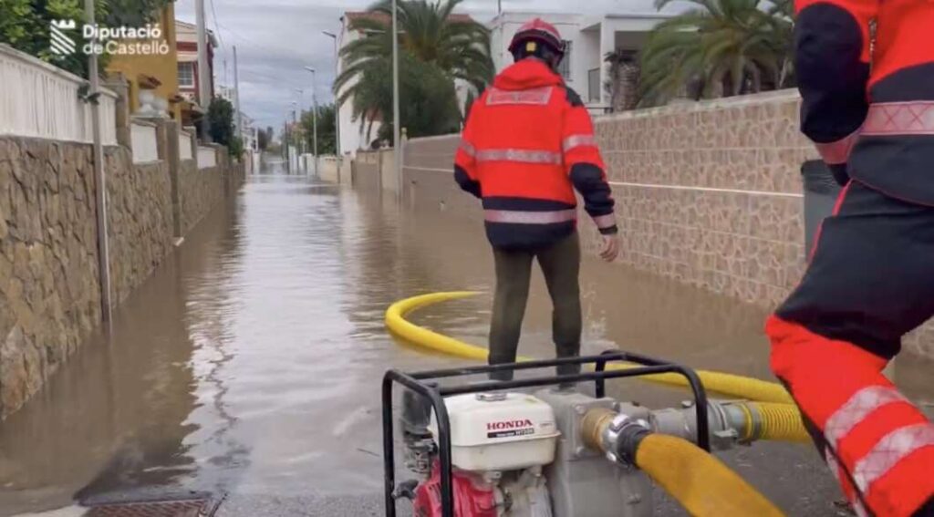 Los bomberos refuerzan sus servicios con decenas de intervenciones ante el temporal
