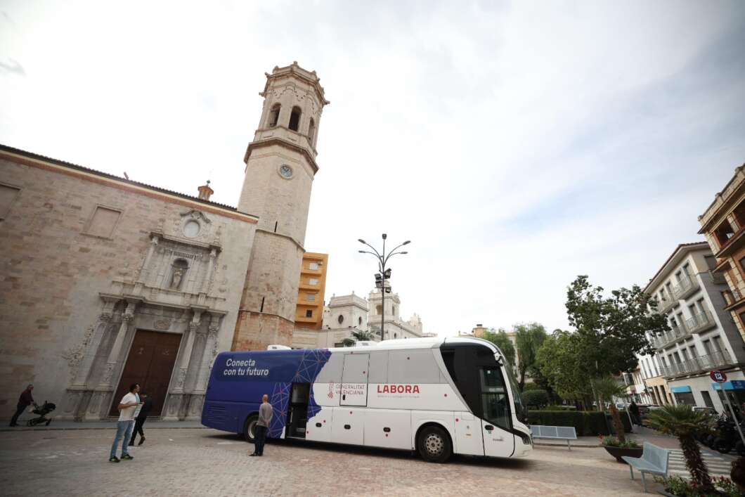 El Bus Labora atén 35 persones a Burriana i impulsa els serveis d’ocupació