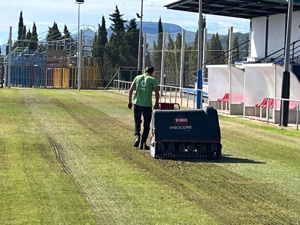 Rossell realitza treballs de ressembra al camp de futbol municipal ‘La Planeta’