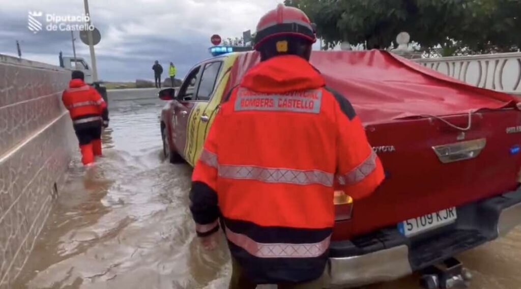 Los bomberos refuerzan sus servicios con decenas de intervenciones ante el temporal