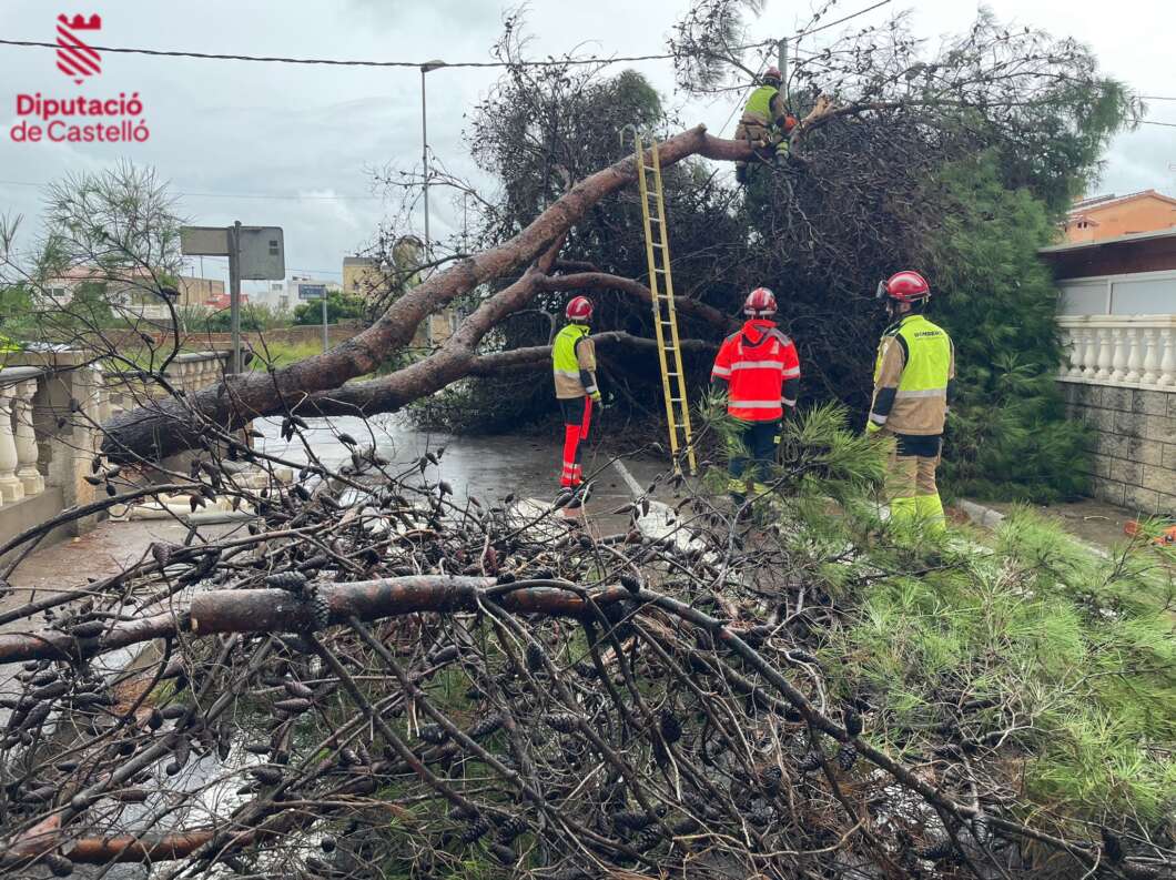 Los bomberos refuerzan sus servicios con decenas de intervenciones ante el temporal de lluvias