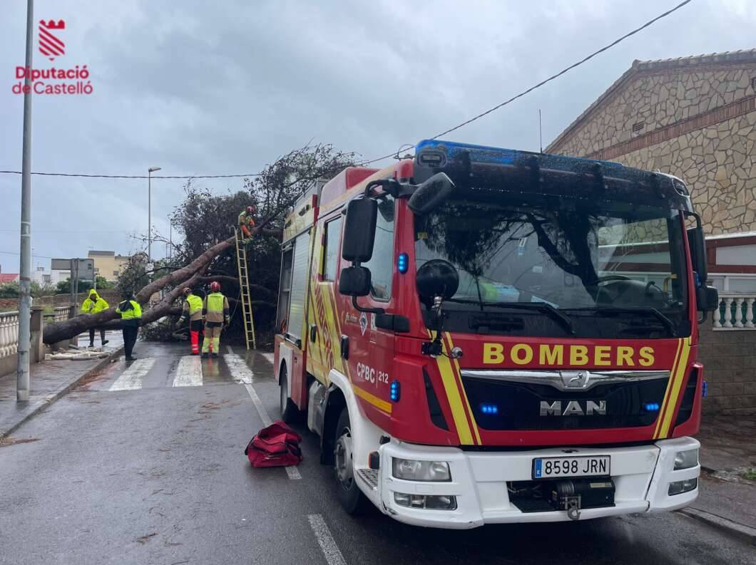 Los bomberos refuerzan sus servicios con decenas de intervenciones ante el temporal de lluvias