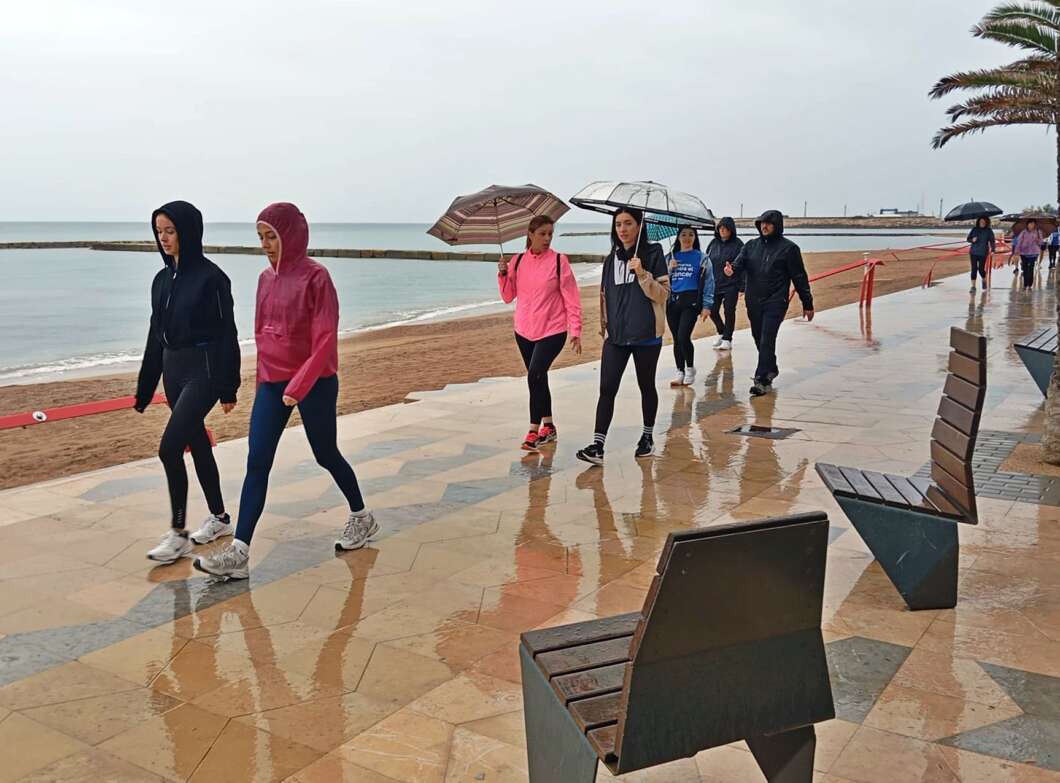 Vinaròs desafía a la lluvia en la III Marcha Solidaria contra el Cáncer