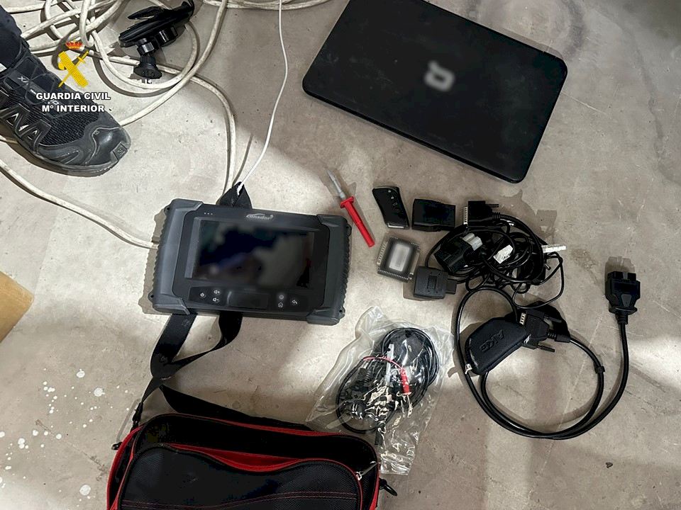 material sustraido, vehiculos, cabanes,