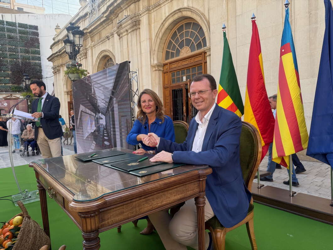 Firma adjudicación obras del Mercado Central de Castellón 231025