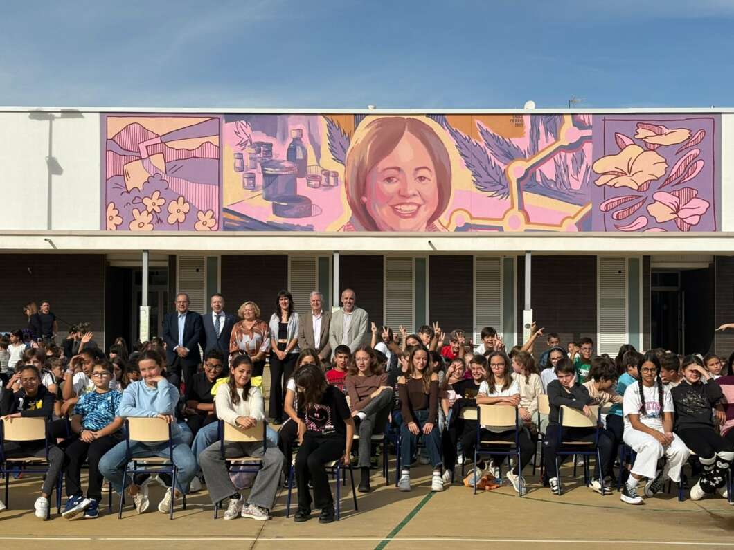 mural Rosa Menéndez escola