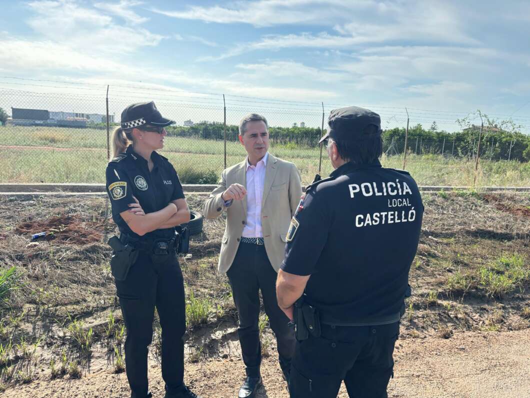 Antonio Ortolá y policías locales de proximidad de Castellón