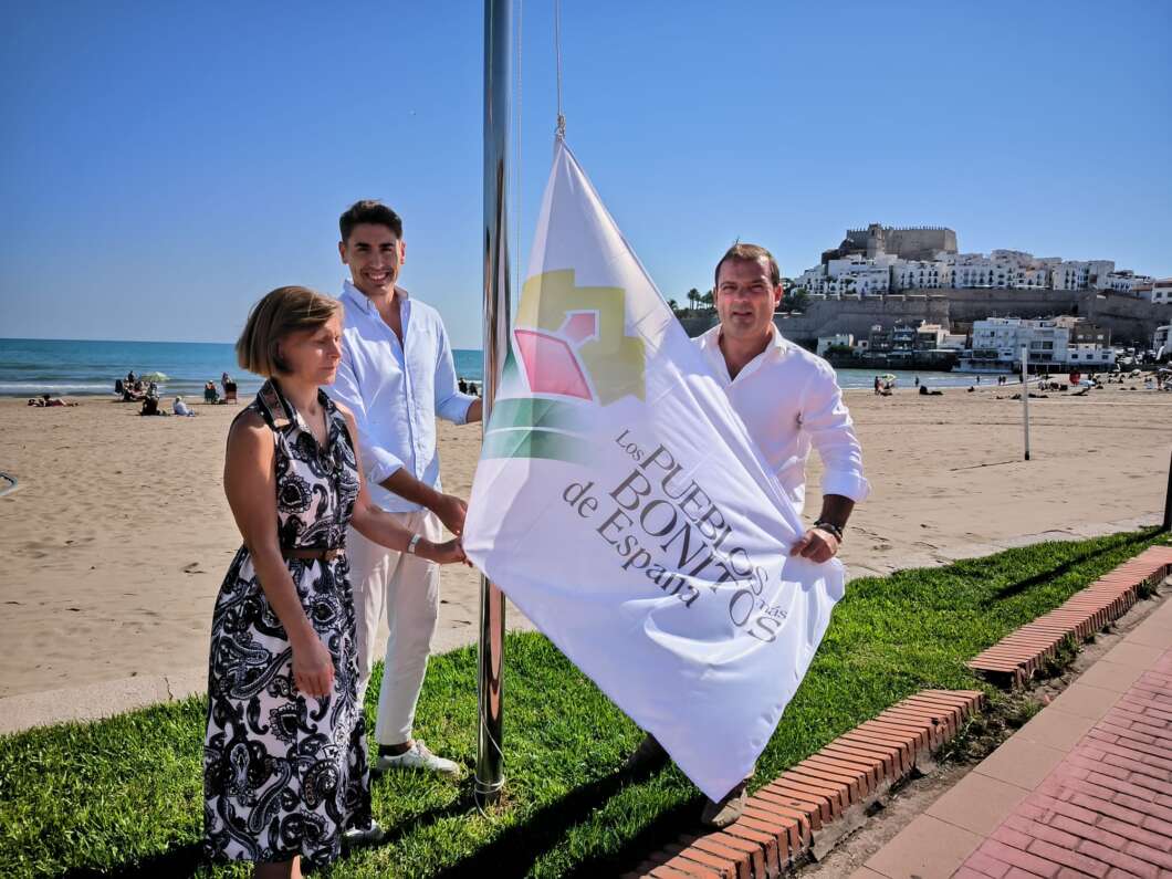 Peñíscola celebra el Día Nacional de los Pueblos más Bonitos de España con la izada de su bandera