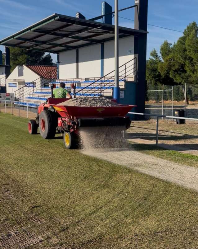 Rossell realitza treballs de ressembra al camp de futbol municipal ‘La Planeta’