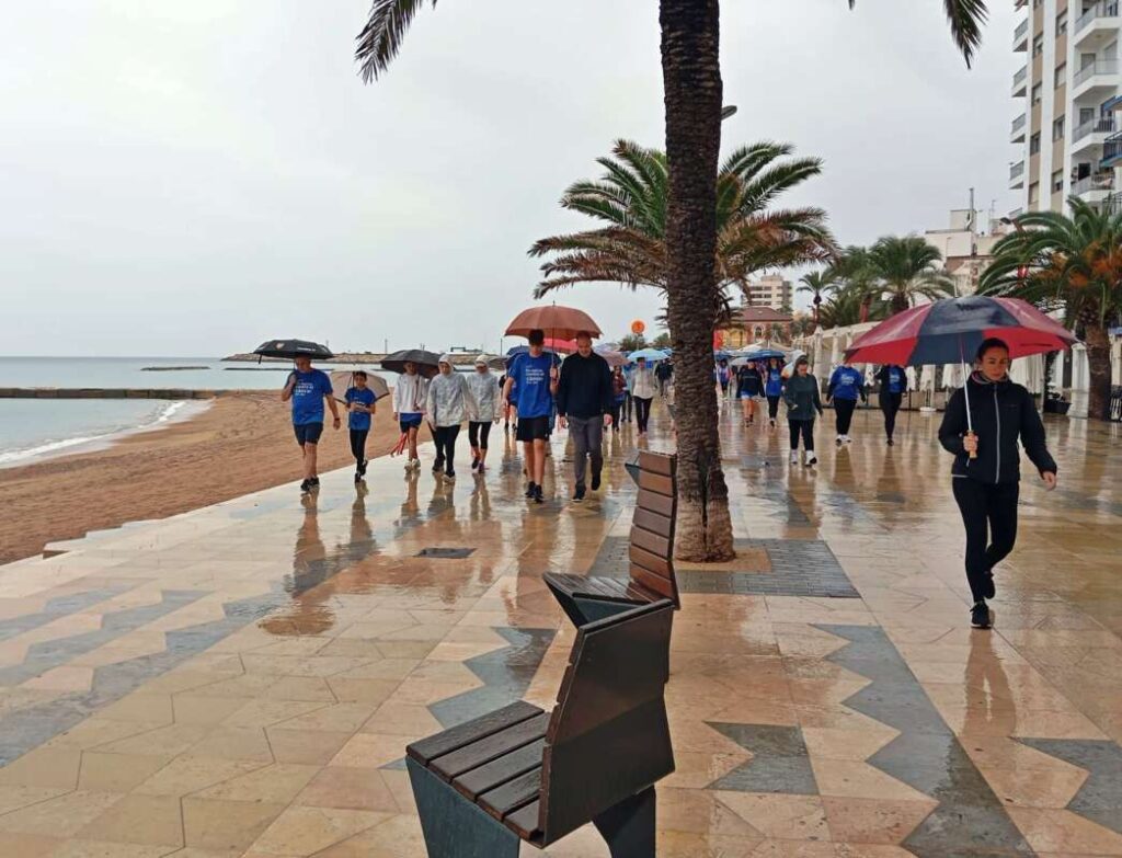 Vinaròs desafía a la lluvia en la III Marcha Solidaria contra el Cáncer