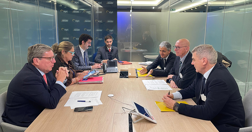 Asaja Mandarinas, Bruselas