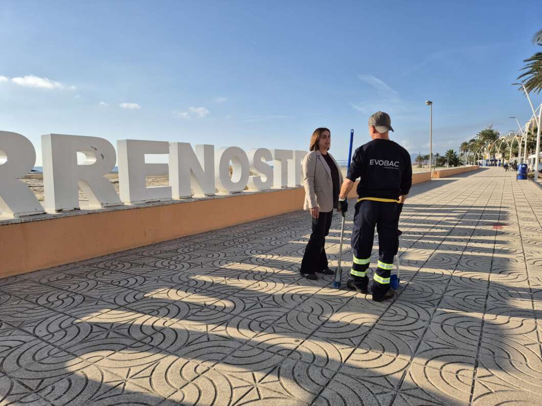 Concejala Zenaida Espejo y servicio limpieza playa Torreblanca