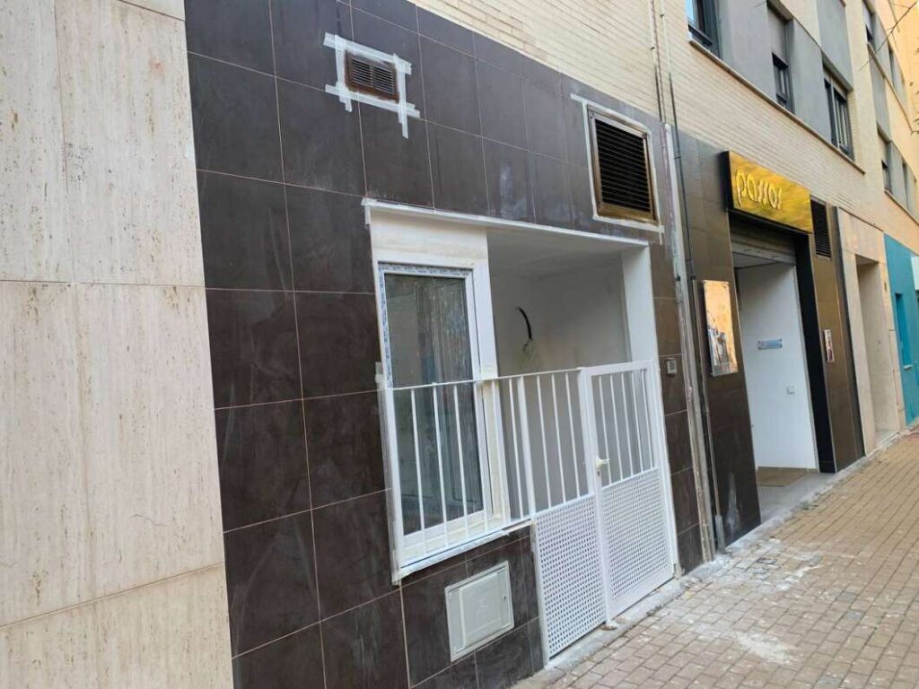 Compromís exigeix que s’impedisca la conversió de baixos comercials en infravivendes