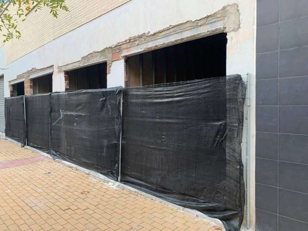 Compromís exigeix que s’impedisca la conversió de baixos comercials en infravivendes