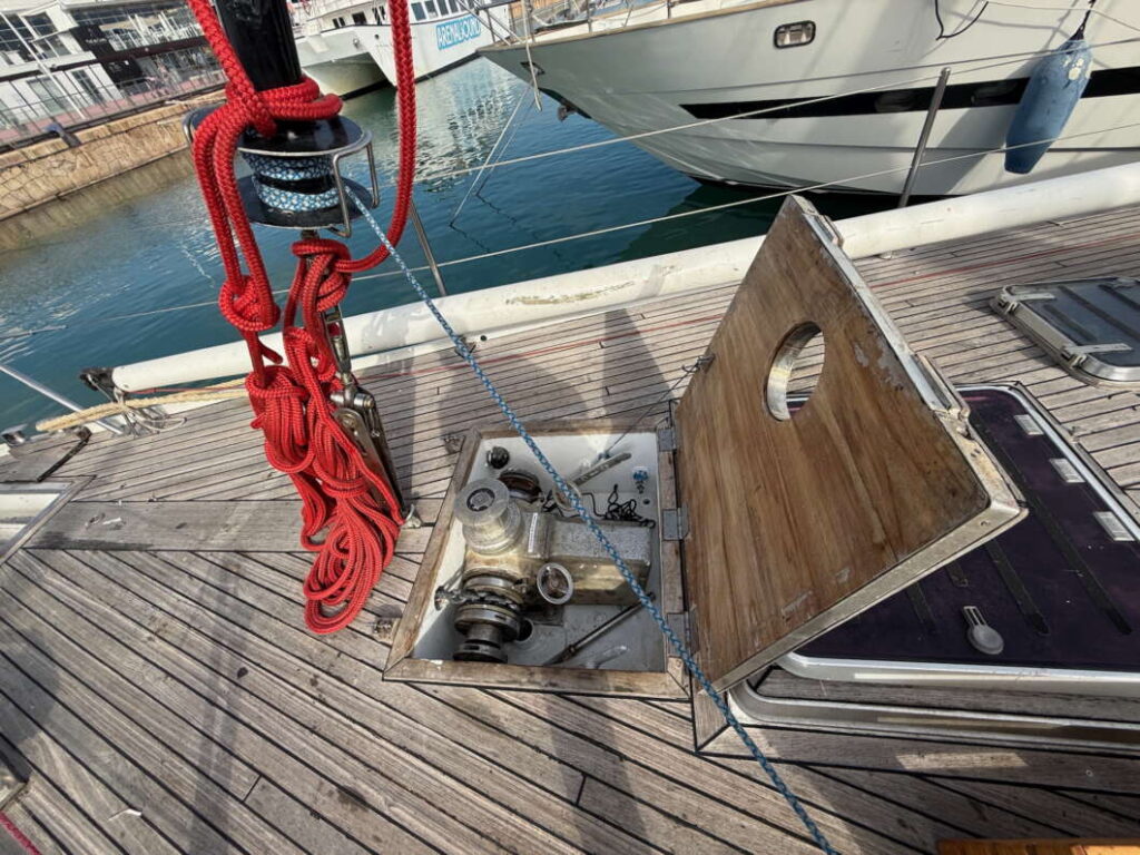 Vuelta vertical al mundo por mar y a vela 2025-2026