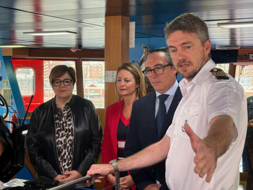 Buque de Salvamento Marítimo Clara Campoamor 141125