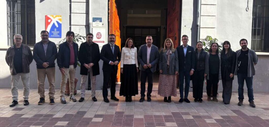 inauguración de la oficina de turismo de almassora foto de familia