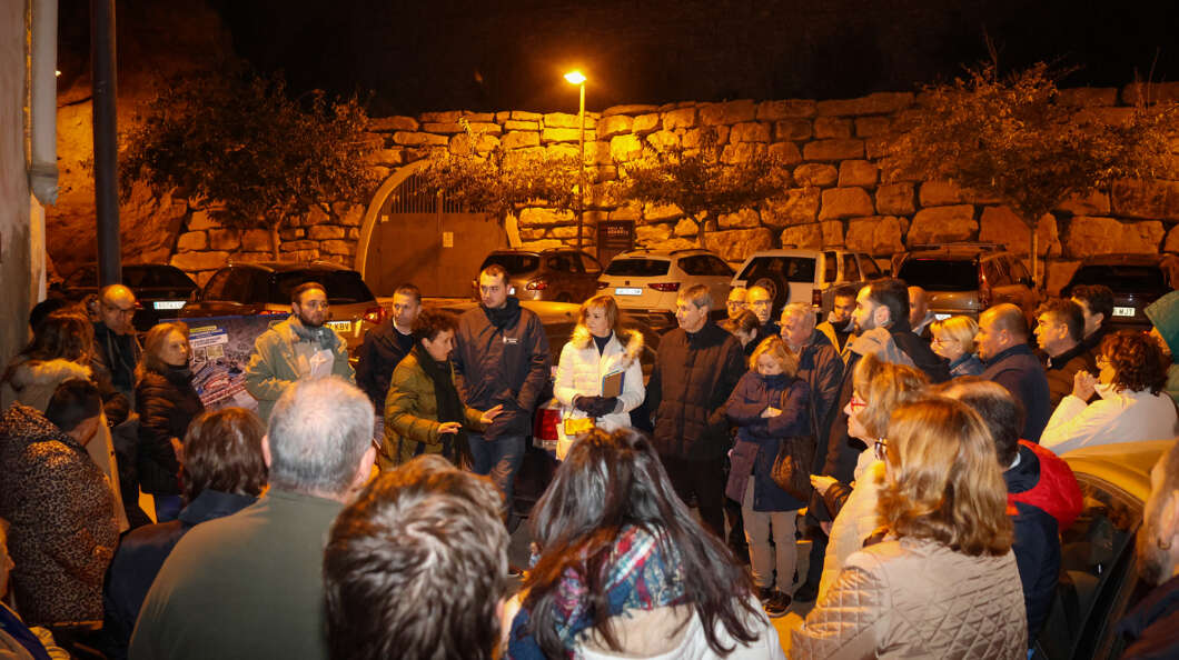 La alcaldesa de Onda con vecinos de la calle Portal de Valencia