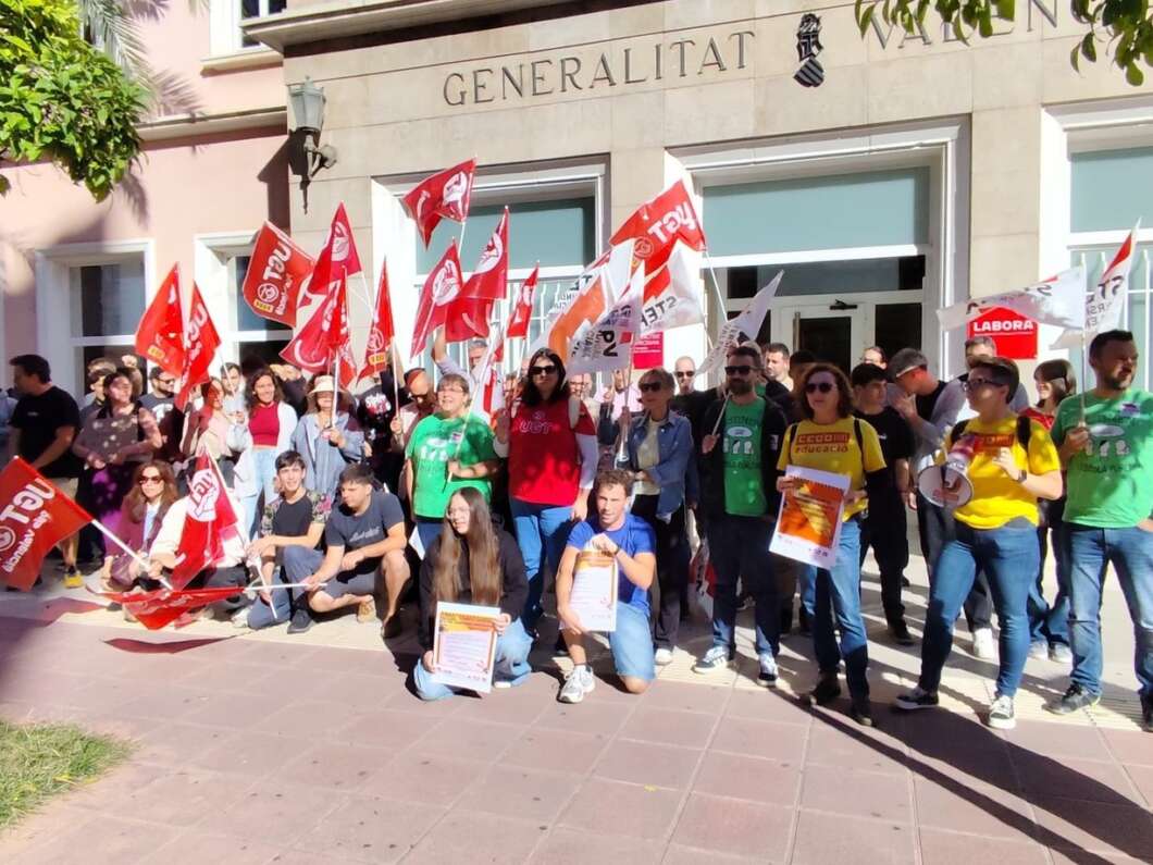 Concentración de profesorado experto y especialista frente a Conselleria en Castellón