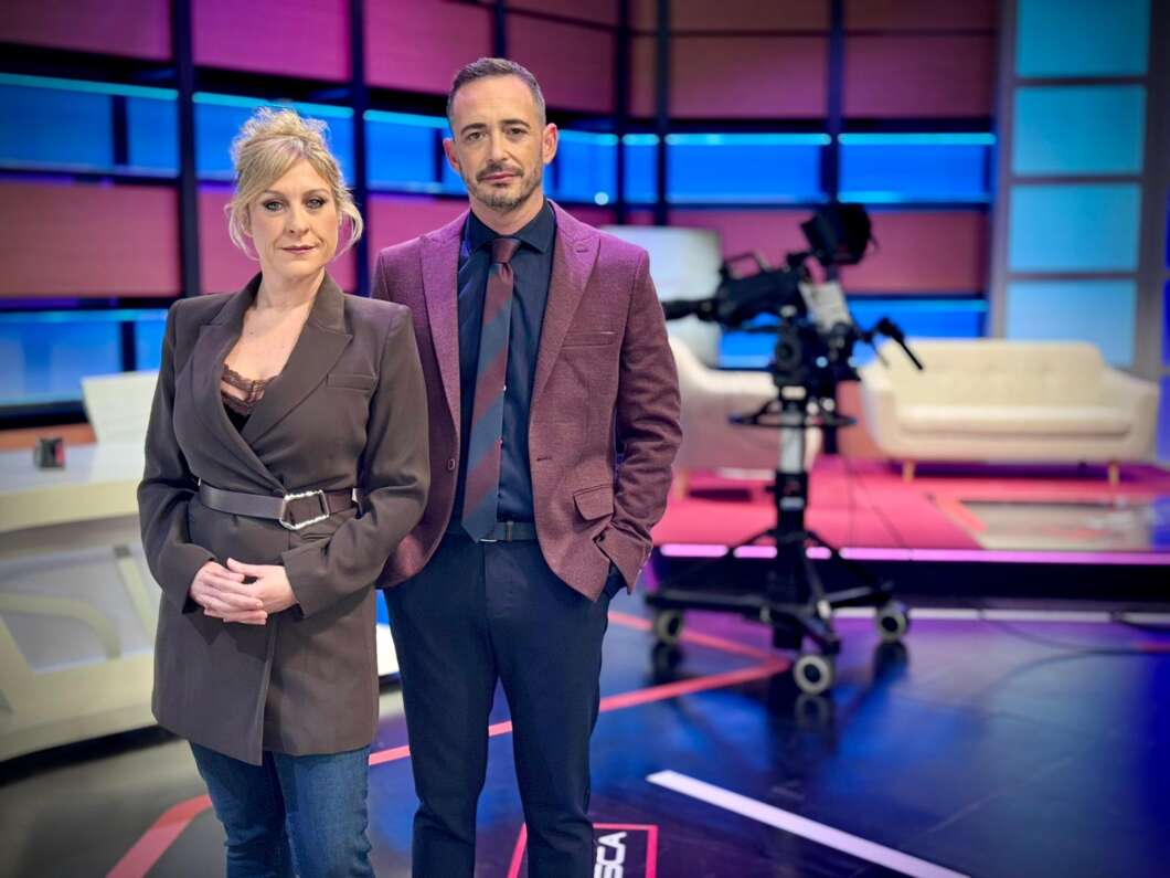 MIreia Llinares i Juan Nieto, presentadors d'À Punt et busca els dimecres per la nit en À Punt