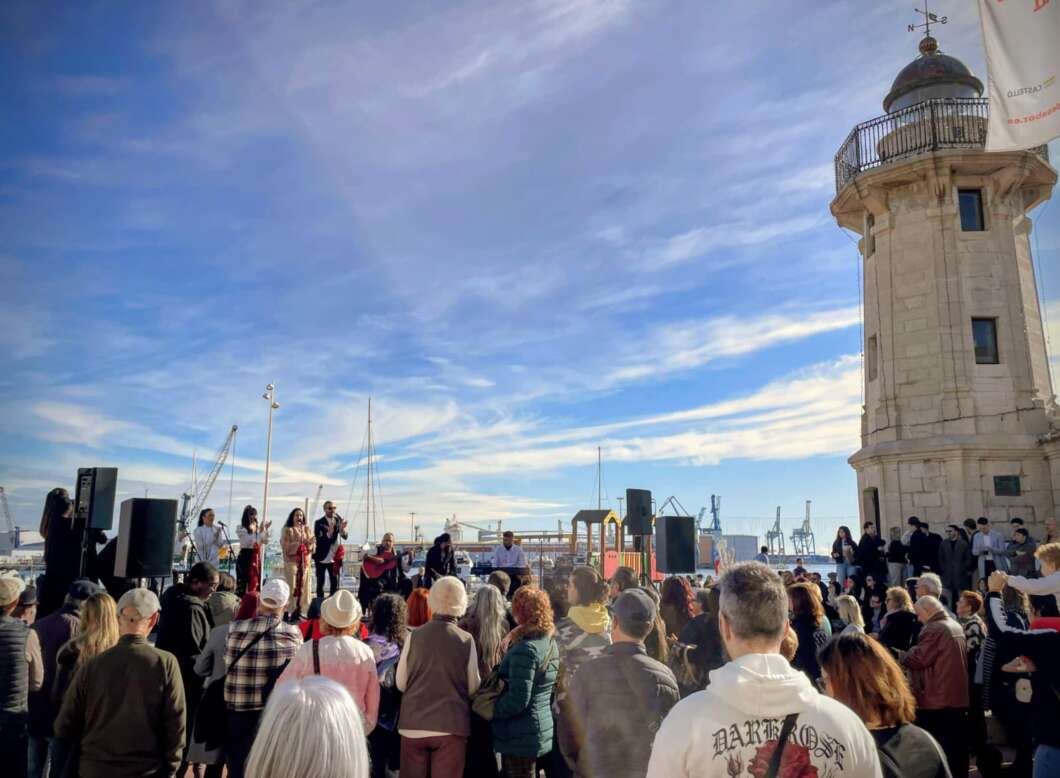 Moll de costa, gente, disfruta, zambomba,