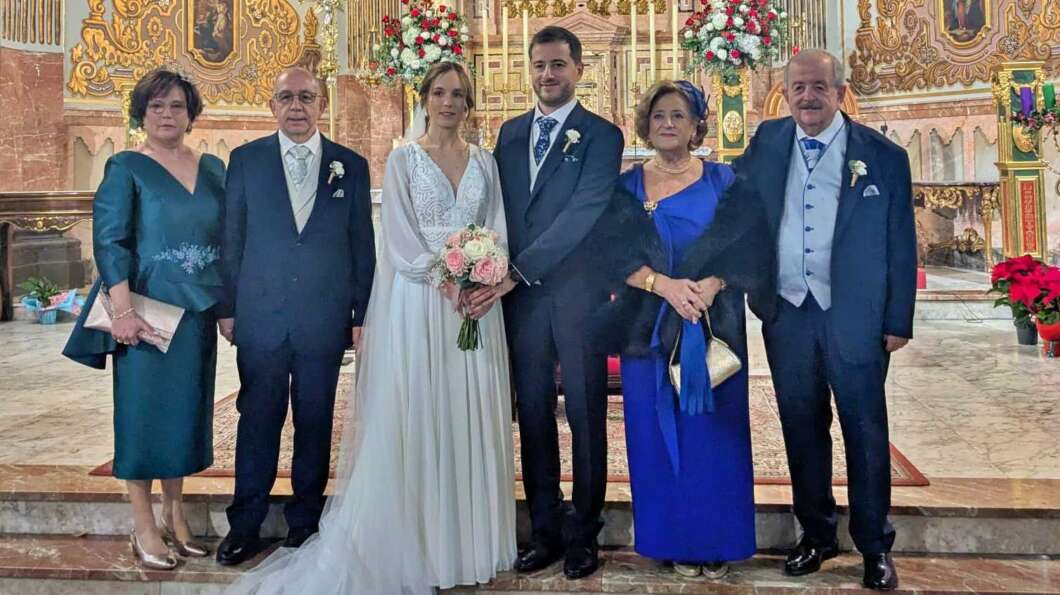 Jorge Batiste e Irene Mor contrtaen matrimonio en la basílica de Lledó 131225