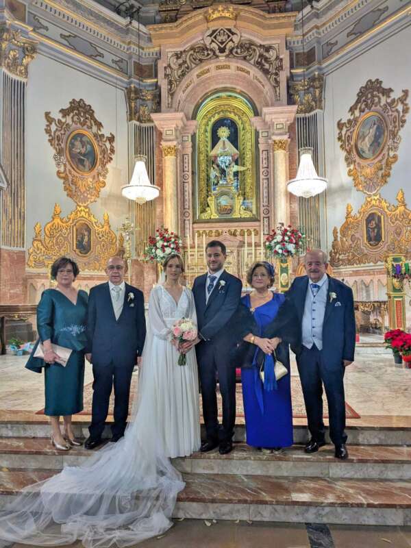 Jorge Batiste e Irene Mor contrtaen matrimonio en la basílica de Lledó 131225