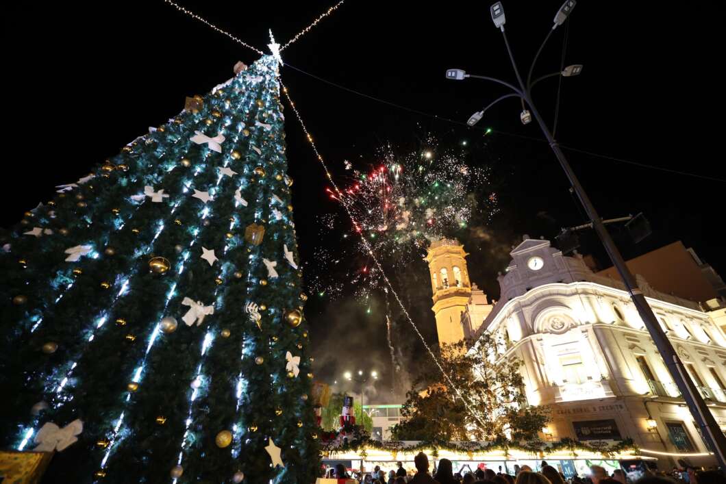 Burriana encén la seua Nadal amb l’arbre, els edificis municipals i els carrers il·luminats
