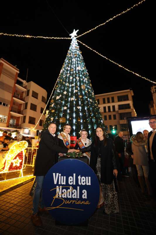 Burriana encén la seua Nadal amb l’arbre, els edificis municipals i els carrers il·luminats