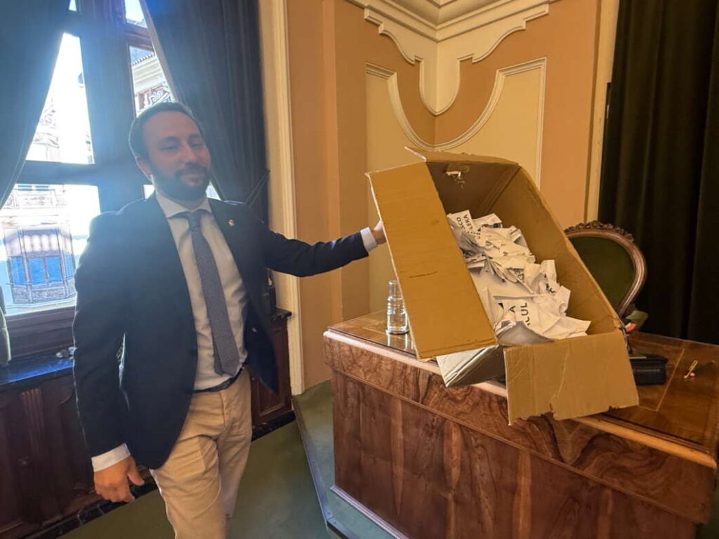 octavillas contra la alcaldesa arrojadas en el pleno 181225