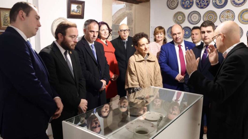 Onda presenta sus nuevas piezas de cerámica antigua en una exposición con obras de los siglos XVIII al XX