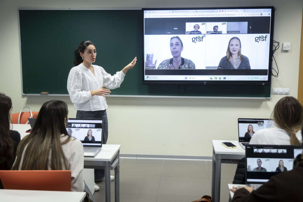 Estudiantes de Educación Infantil del CEU en una formación de Erasmus+