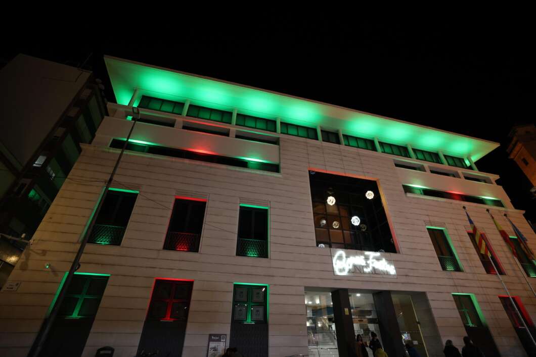 Burriana encén la seua Nadal amb l’arbre, els edificis municipals i els carrers il·luminats