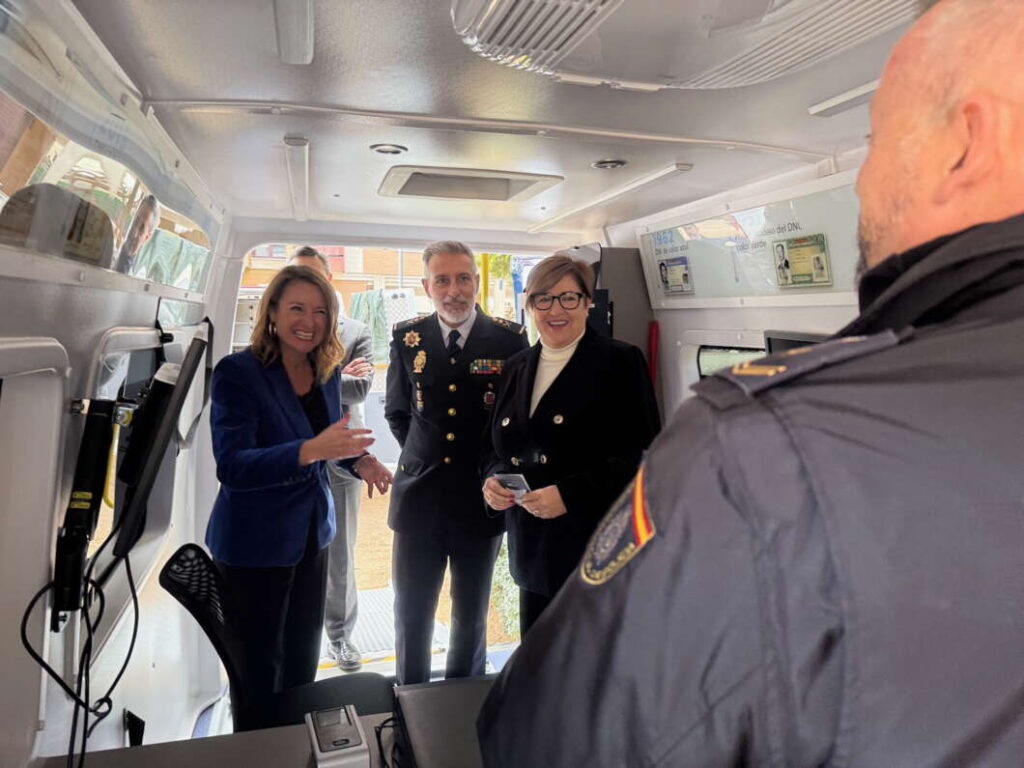 Furgoneta DNI. Homenaje Policía Nacional 200 años en Castellón