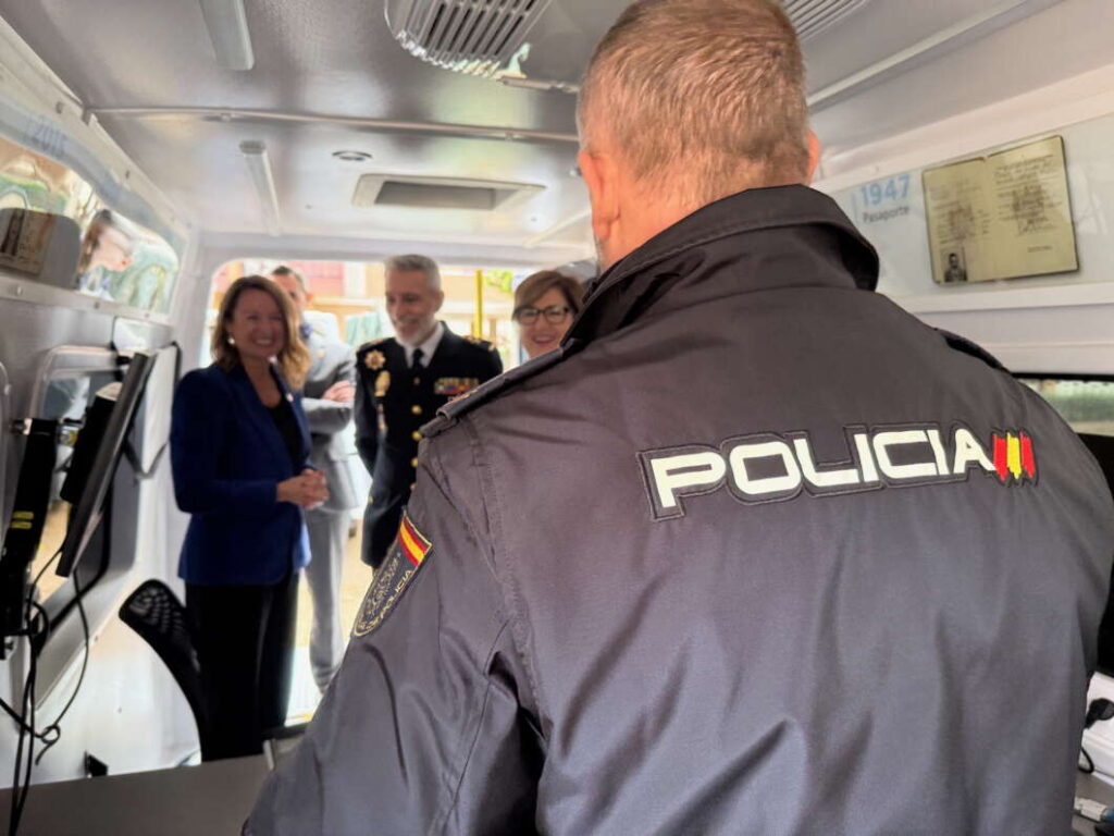 Furgoneta DNI. Homenaje Policía Nacional 200 años en Castellón