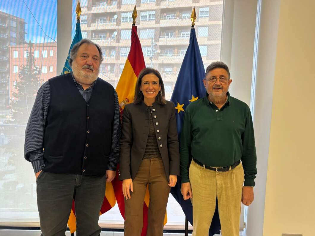 la alcaldesa con el hijo predilecto y el hijo adoptivo