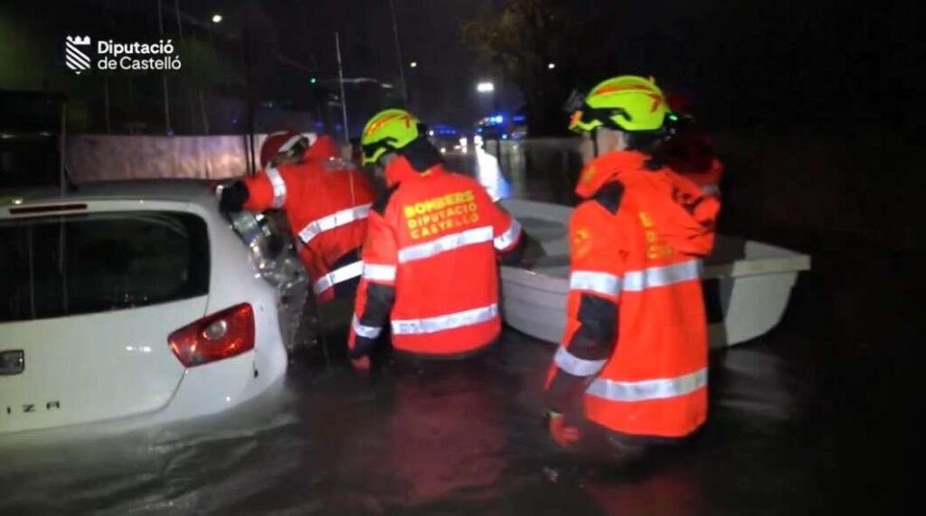 Bomberos auxilian a una mujer con movilidad reducida aislada por las lluvias en Vila-real