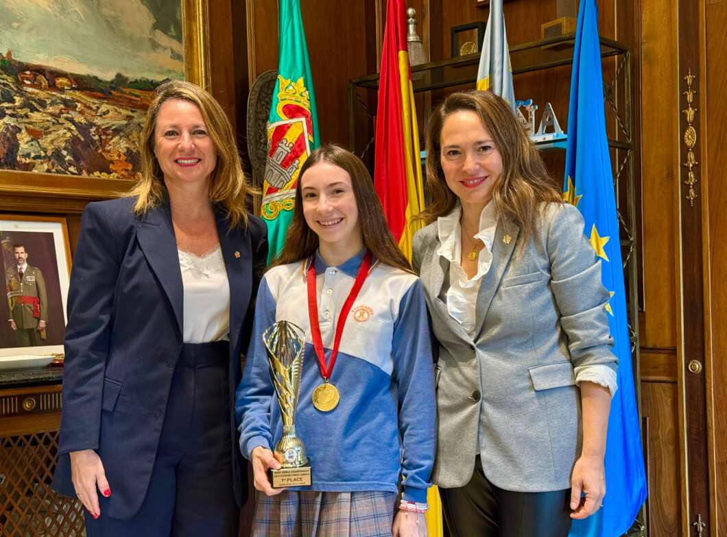 Natalia Simó, campeona del mundo de baile, recibe el reconocimiento del Ayuntamiento de Castellón