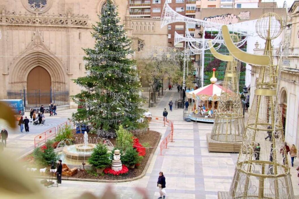 Ambiente navideño en la plaza Mayor Castellón 2025