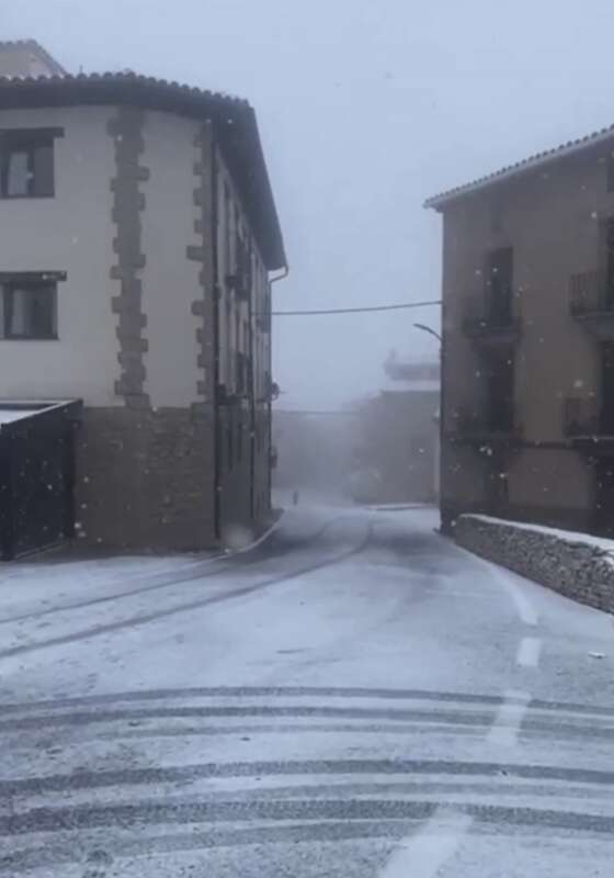 El interior de Castellón despierta el día de Navidad bajo la nieve y con aviso amarillo