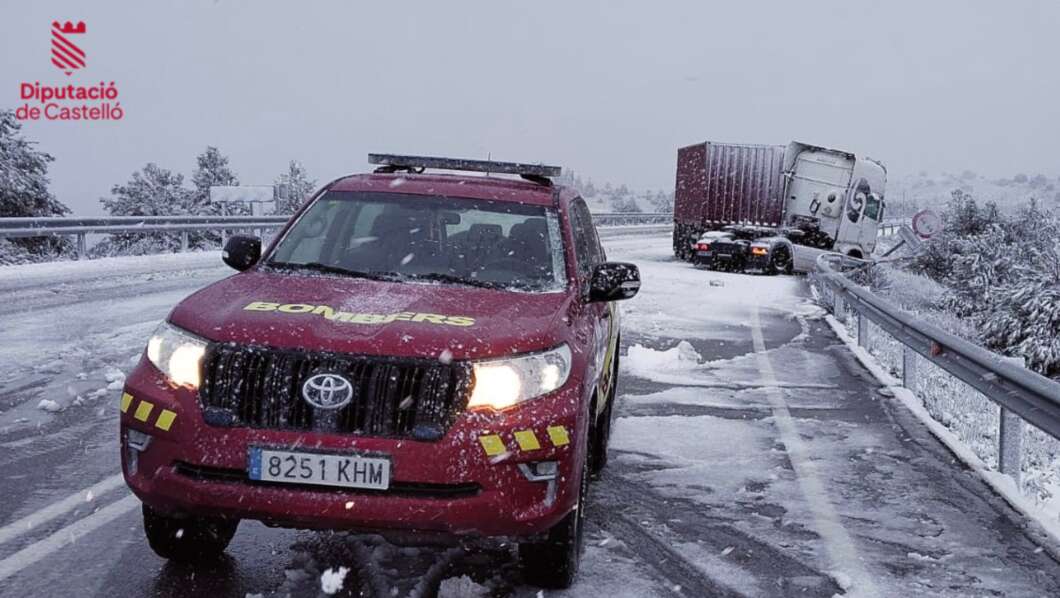 Nieve en carreteras del interior de Castellón