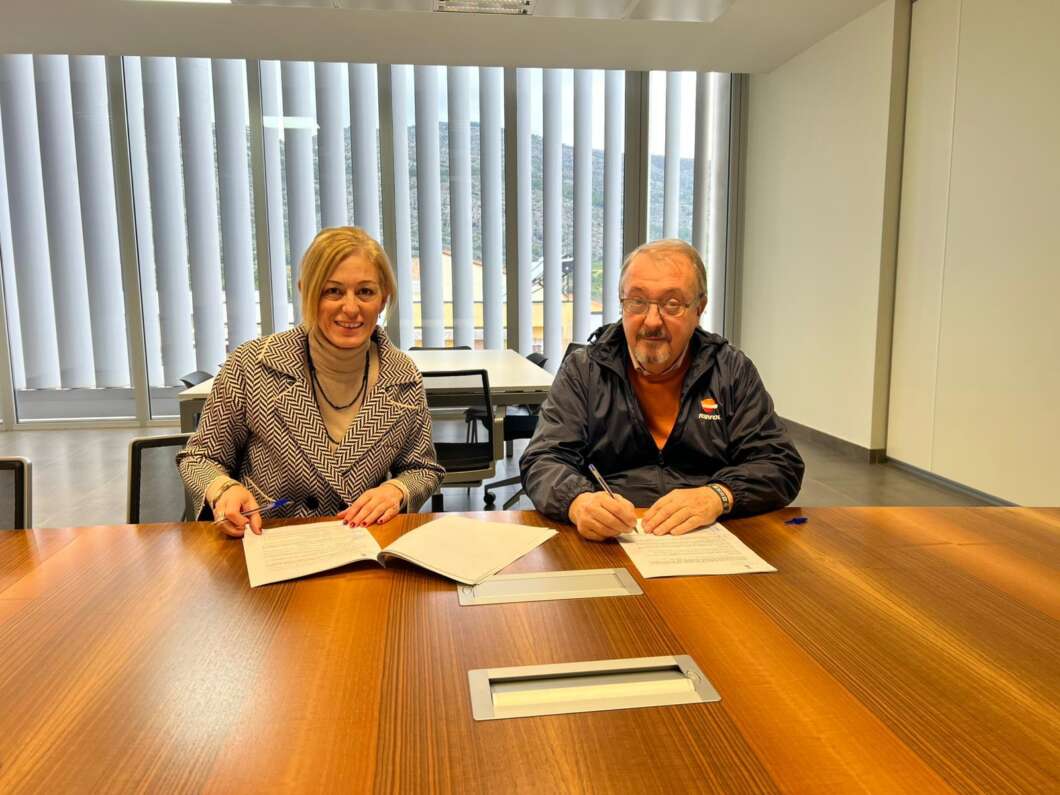 Oropesa refuerza el deporte náutico escolar con un acuerdo con su Club Náutico