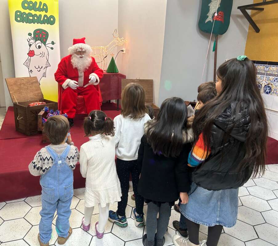 Papa Noel con los niños de Castellón en la colla Bacalao 2025