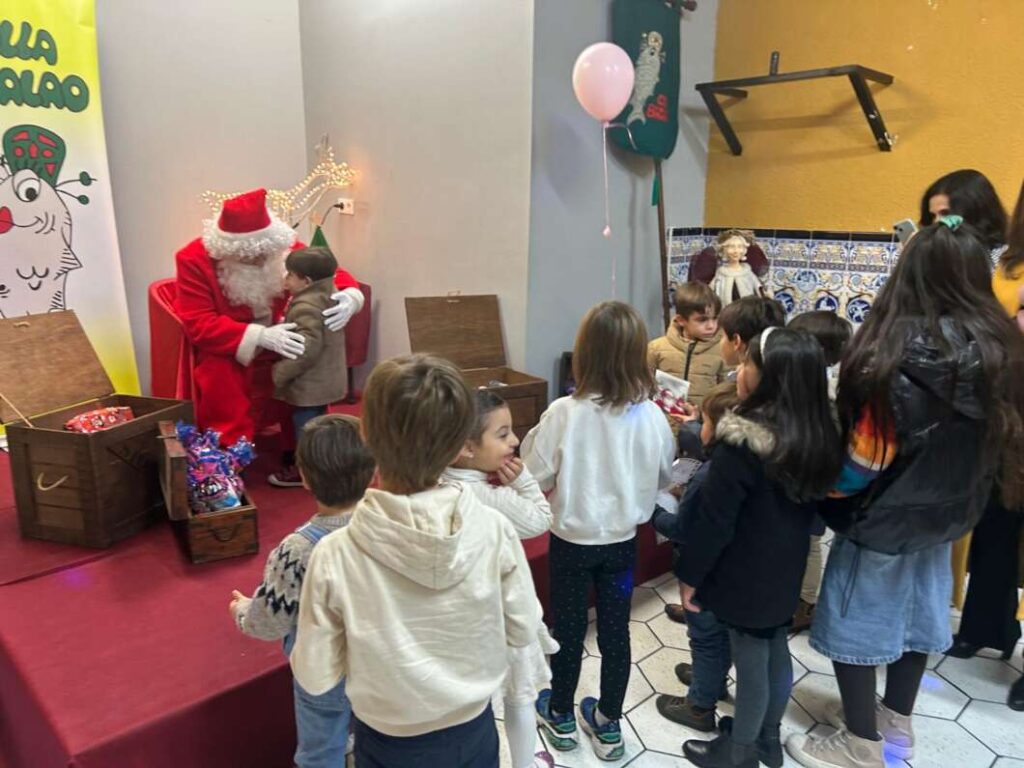 Papa Noel con los niños de Castellón en la colla Bacalao 2025