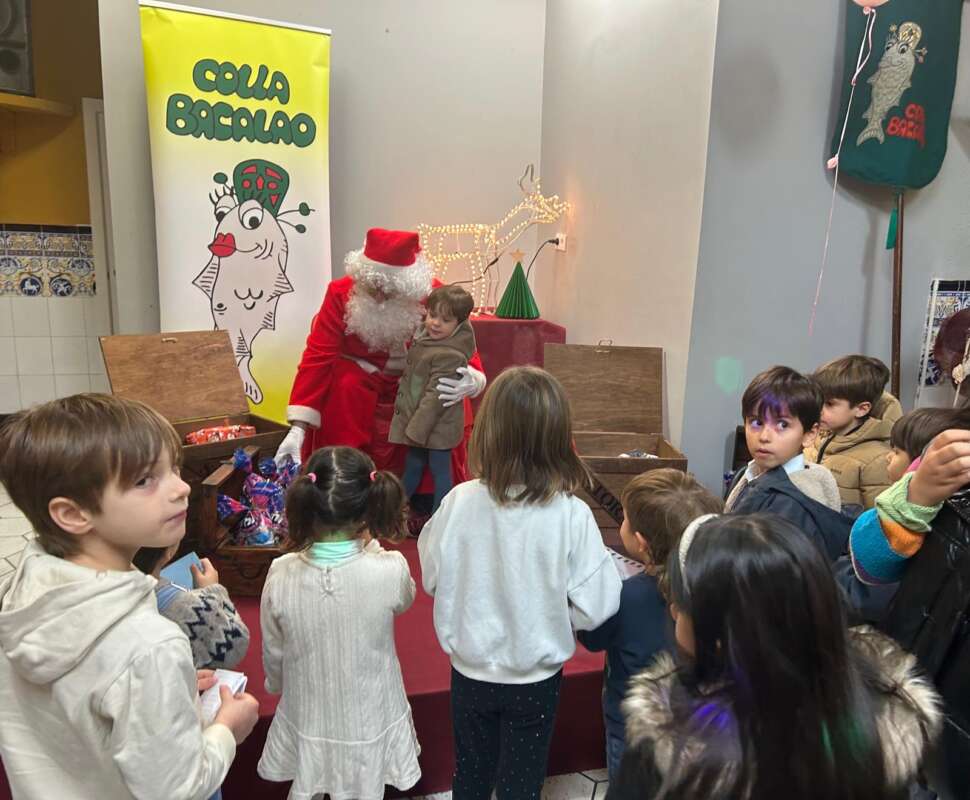 Papa Noel con los niños de Castellón en la colla Bacalao 2025